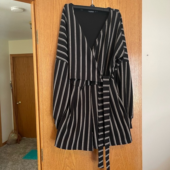Boohoo Dresses & Skirts - 🎉🎉3x HP🎉🎉 Women's Striped Wrap Romper